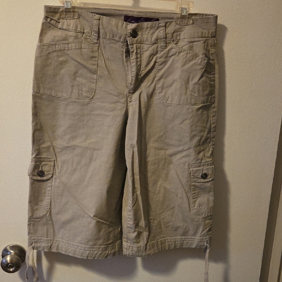 Gloria Vanderbilt Women's Beige Cargo Capris - Picture 1 of 1